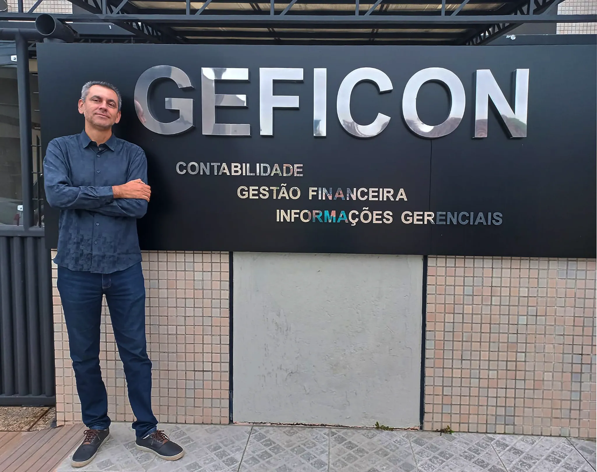 Jean Cavalcanti, diretor da Geficon, em frente à fachada do escritório